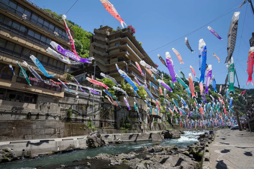 Des centaines de koinobori au dessus d'une riviere au Japon