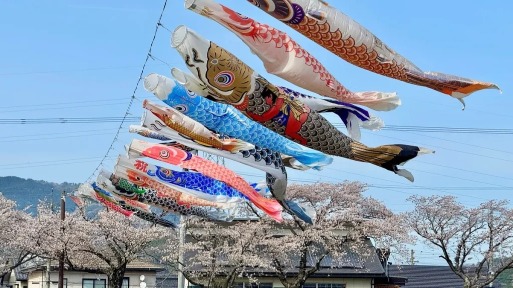 Koinobori flottant dans le ciel pour Kodomo no Hi