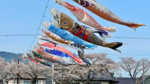 Koinobori flottant dans le ciel pour Kodomo no Hi